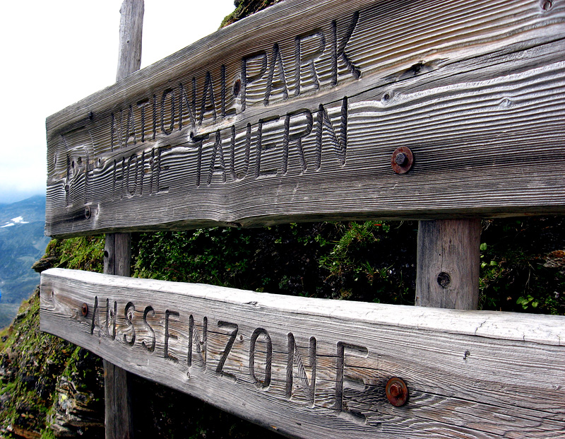 Указатель на входе в национальный парк «Высокий Тауэерн»