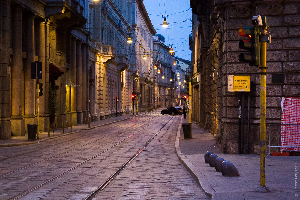 вечерняя улица в Милане