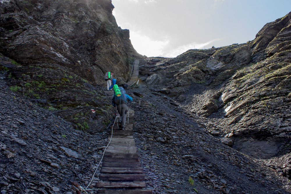 подъём по лестнице на перевал Зефинафурга