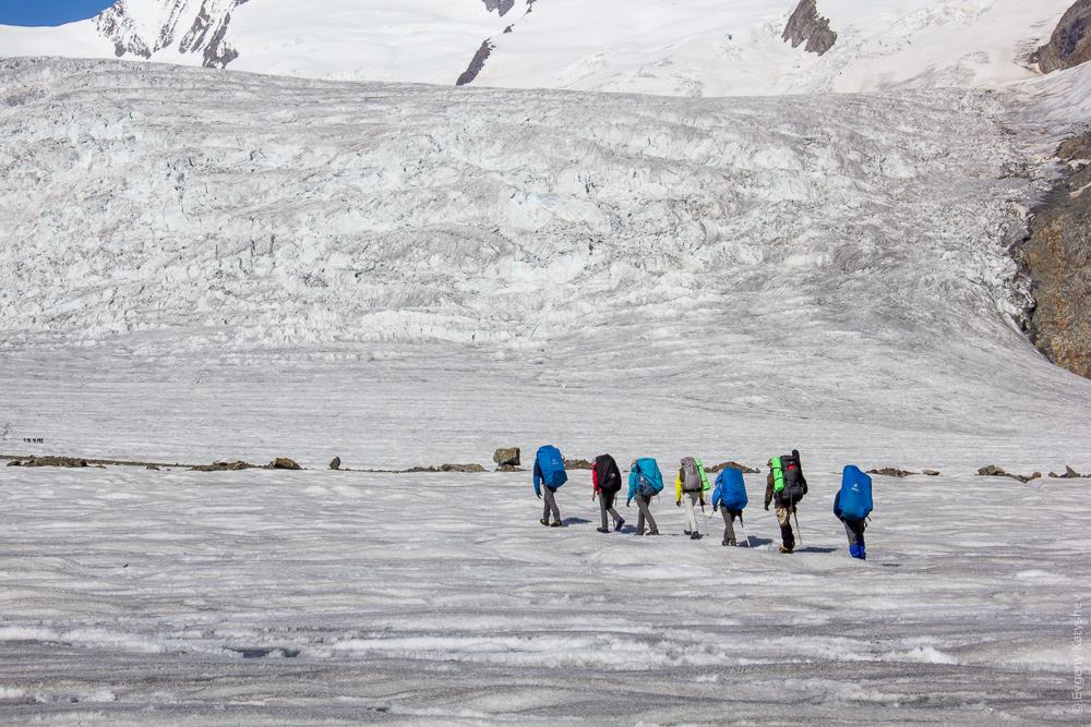 Ледопад ледника Эвигшнефельд. Вдали слева — группа людей