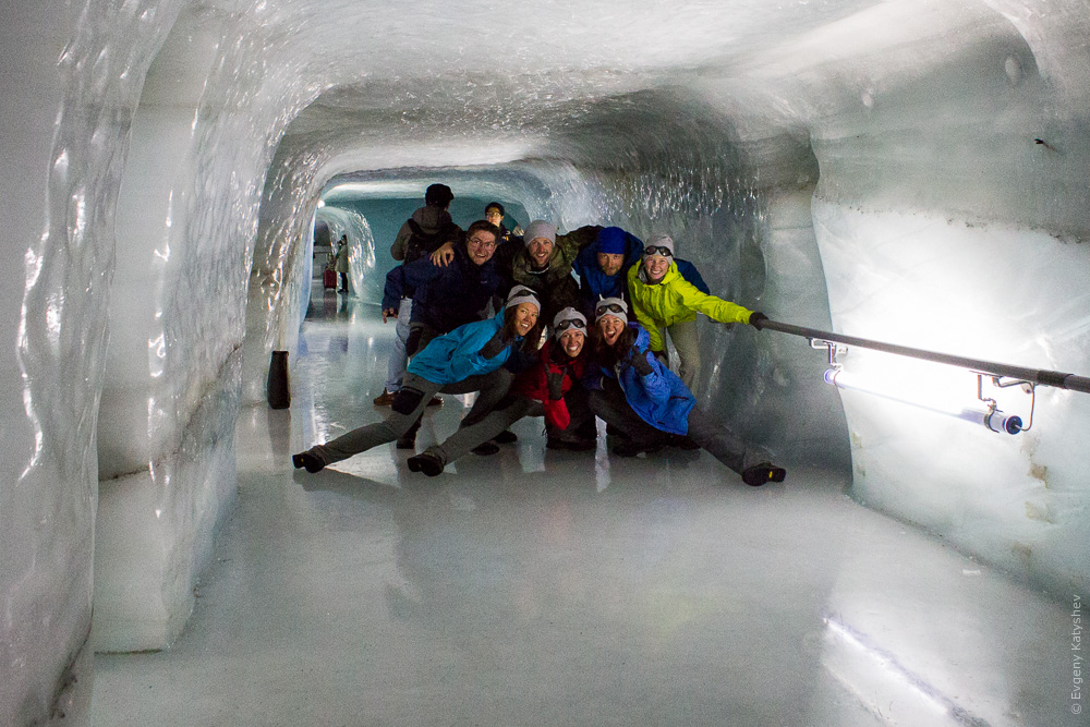 групповое фото в ледяном зале