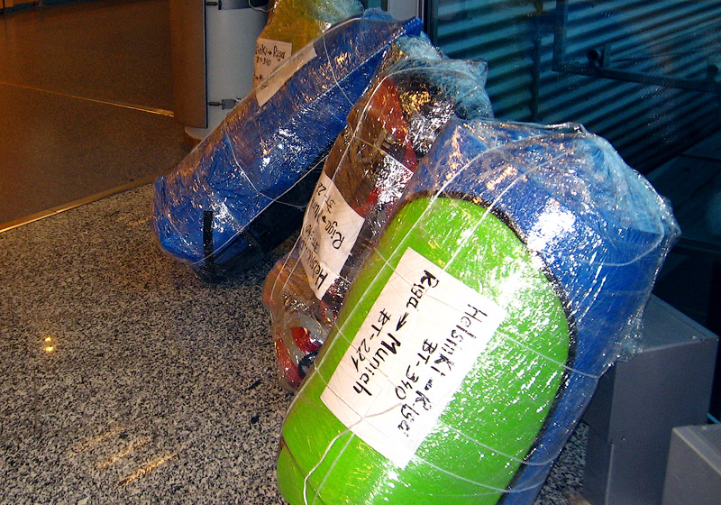 Рюкзаки, упакованные в плёнку